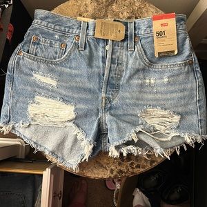 LEVIS (501) Jean Shorts. High waisted.NEW WITH TAGS. Size 26. Fits to size.